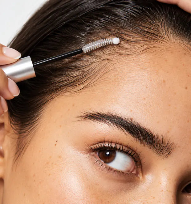 Aplicación de ÉPAIS con la punta de precisión en la línea del cabello